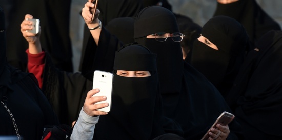 سجال واسع في السعودية بسبب قانونية تفتيش محادثات “واتس آب” سجال واسع في السعودية بسبب قانونية تفتيش محادثات “واتس آب”