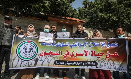 إسرائيل تعاقب 32 أسيرا فلسطينيا بدأوا إضرابا عن الطعام إسرائيل تعاقب 32 أسيرا فلسطينيا بدأوا إضرابا عن الطعام
