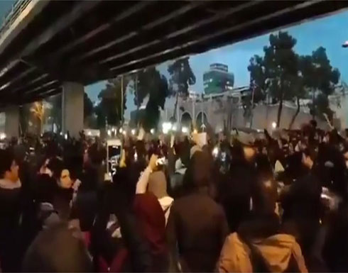 بالفيديو : الشرطة الإيرانية تطلق الغاز المسيل للدموع على محتجين أمام جامعة أمير كبير وسط طهران بالفيديو : الشرطة الإيرانية تطلق الغاز المسيل للدموع على محتجين أمام جامعة أمير كبير وسط طهران