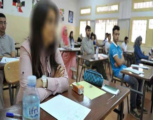 لقطات لمُدرسة تسحب طالبة من شعرها داخل فصل (فيديو) لقطات لمُدرسة تسحب طالبة من شعرها داخل فصل (فيديو)
