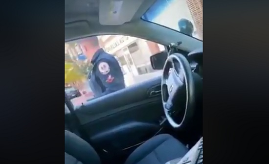 بالفيديو : شرطي امريكي يرقص على اتغام أغنية أردنية بالفيديو : شرطي امريكي يرقص على اتغام أغنية أردنية