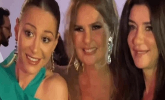 منة شلبي تحاول تقبيل يد يسرا.. اليكم ردّ فعل الأخيرة (فيديو) منة شلبي تحاول تقبيل يد يسرا.. اليكم ردّ فعل الأخيرة (فيديو)