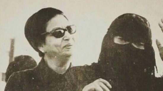 قصة صورة جمعت أم كلثوم وسيدة بدوية (صورة) قصة صورة جمعت أم كلثوم وسيدة بدوية (صورة)