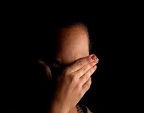 مصرية تتفاجأ بنشر صورها عارية على صفحة لـ"تبادل الزوجات".. والجاني زوجها مصرية تتفاجأ بنشر صورها عارية على صفحة لـ"تبادل الزوجات".. والجاني زوجها