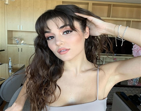 الفنانة التركية هاندا أرتشيل تغني "تملي معاك" لـ عمرو دياب (فيديو)