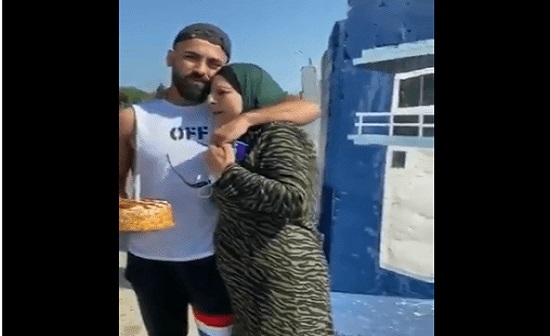 فلسطين.. “شاهد” ماذا فعلت هذه الأم المكلومة أمام سجن إسرائيلي لحظة وداع نجلها! فلسطين.. “شاهد” ماذا فعلت هذه الأم المكلومة أمام سجن إسرائيلي لحظة وداع نجلها!