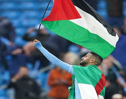 شاهد.. محرز يحتفل بلقب الدوري الإنجليزي برفع علم فلسطين شاهد.. محرز يحتفل بلقب الدوري الإنجليزي برفع علم فلسطين