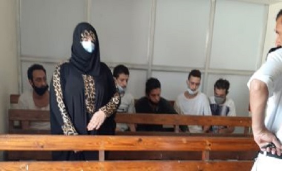 الممثلة عبير بيبرس المتهمة بقتل زوجها تظهر بالكمامة بجلسة تجديد حبسها الممثلة عبير بيبرس المتهمة بقتل زوجها تظهر بالكمامة بجلسة تجديد حبسها