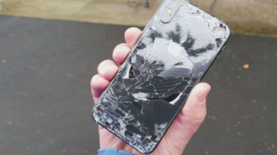 فيديو مؤلم لأغلى هواتف آبل.. لن تصدق ما حل بأيفون X فيديو مؤلم لأغلى هواتف آبل.. لن تصدق ما حل بأيفون X