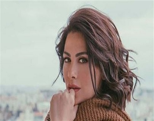 صبا مبارك تستمتع بحمام شمس : شجعوا السياحة المحلية صبا مبارك تستمتع بحمام شمس : شجعوا السياحة المحلية