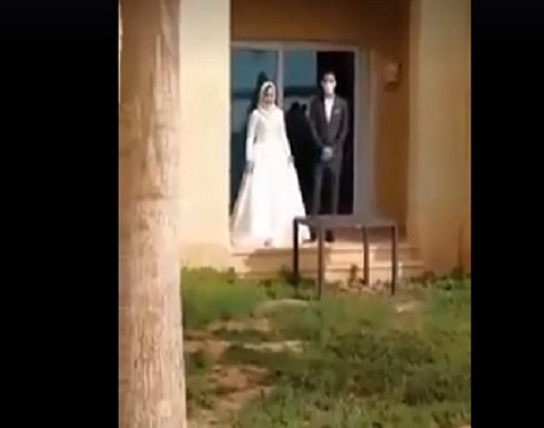 الأردن ... بالفيديو : الملك والملكة يقدمان الهدايا لعروسي الحجر الصحي بالبحر الميت الأردن ... بالفيديو : الملك والملكة يقدمان الهدايا لعروسي الحجر الصحي بالبحر الميت