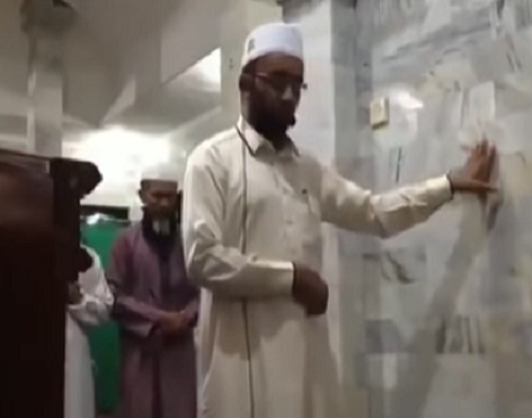 بالفيديو : امام اندونيسي يكمل صلاته رغم وقوع زلزال عنيف بالفيديو : امام اندونيسي يكمل صلاته رغم وقوع زلزال عنيف