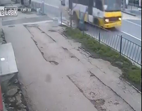 حادث مروع لشاب أثناء عبوره الطريق (فيديو) حادث مروع لشاب أثناء عبوره الطريق (فيديو)