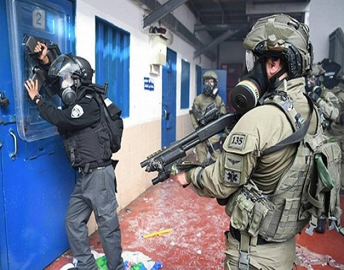 قوات الاحتلال تقتحم سجن "عوفر" وترش الأسرى بالغاز قوات الاحتلال تقتحم سجن "عوفر" وترش الأسرى بالغاز