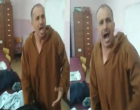 فيديو.. مسؤول جزائري يخلع ملابسه داخل مقر العمل احتجاجاً على توقيفه فيديو.. مسؤول جزائري يخلع ملابسه داخل مقر العمل احتجاجاً على توقيفه
