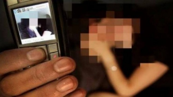 المغرب : رجل يضبط فيديوهات مخلة لزوجته أرسلتها لشخص مجهول عبر واتساب المغرب : رجل يضبط فيديوهات مخلة لزوجته أرسلتها لشخص مجهول عبر واتساب