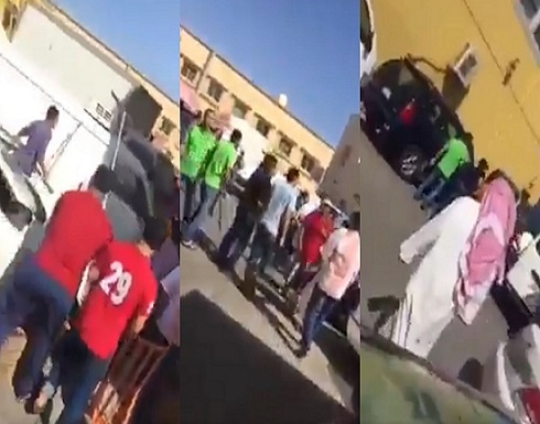 بالفيديو..كويتي يتلقى عقابًا قاسيًا بعد ضربه لرجل مصري بالفيديو..كويتي يتلقى عقابًا قاسيًا بعد ضربه لرجل مصري