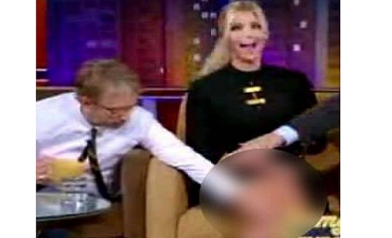 كوميدي تحرش بإيفانكا ترامب على الهواء... يواجه تهماً أخلاقية كوميدي تحرش بإيفانكا ترامب على الهواء... يواجه تهماً أخلاقية