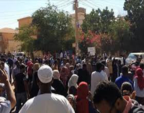 بالفيديو : السودان.. آلاف يتظاهرون قرب مقر قيادة الجيش بالخرطوم بالفيديو : السودان.. آلاف يتظاهرون قرب مقر قيادة الجيش بالخرطوم