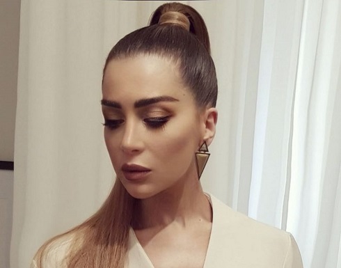 مي عز الدين بموقف محرج بسبب قصر قامتها مي عز الدين بموقف محرج بسبب قصر قامتها