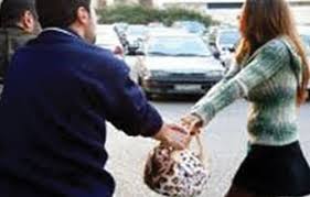 بالفيديو.. لحظة اختطاف حقيبة من يد امرأة تقف بالشارع بالفيديو.. لحظة اختطاف حقيبة من يد امرأة تقف بالشارع