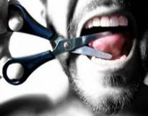 رجل يقطع لسان زوجته بالمقصّ! رجل يقطع لسان زوجته بالمقصّ!