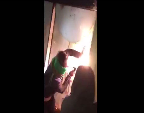 بالفيديو : محتجون عراقيون يغلقون الدوائر الحكومية في النجف باللّحام بالفيديو : محتجون عراقيون يغلقون الدوائر الحكومية في النجف باللّحام
