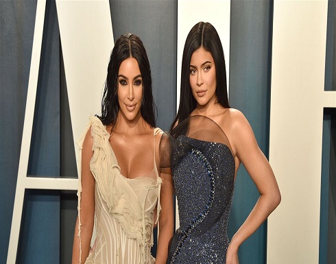 بسبب فستانها الضيق.. شاهد كيف غادرت كيم حفل الأوسكار! (فيديو) بسبب فستانها الضيق.. شاهد كيف غادرت كيم حفل الأوسكار! (فيديو)