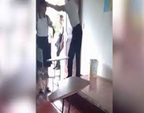 طالب بلطجي يعتدي بوحشية على زميلته داخل الفصل (فيديو) طالب بلطجي يعتدي بوحشية على زميلته داخل الفصل (فيديو)