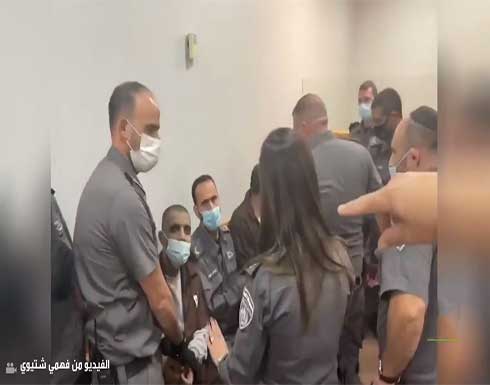 شاهد : الشرطة الإسرائيلية تمنع أسرى "نفق الحرية" من رفع شارة النصر شاهد : الشرطة الإسرائيلية تمنع أسرى "نفق الحرية" من رفع شارة النصر