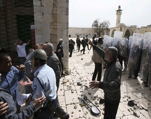 مستوطنون يقتحمون الاقصى.. والاحتلال يعتدي على حراس المسجد