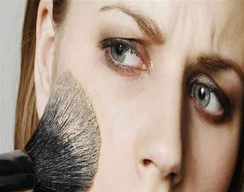 المكياج يزيدكِ عمراً.. تفادي هذه الأخطاء المكياج يزيدكِ عمراً.. تفادي هذه الأخطاء