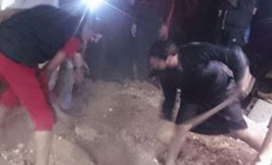 بالصور ... فتح قبر امرأة في الاردن بعد سماع صوت داخله بالصور ... فتح قبر امرأة في الاردن بعد سماع صوت داخله