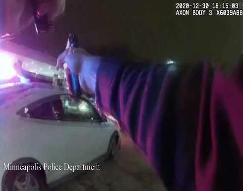 شاهد : فيديو لعملية جديدة شهدت مقتل رجل أسمر على يد الشرطة في منيابوليس شاهد : فيديو لعملية جديدة شهدت مقتل رجل أسمر على يد الشرطة في منيابوليس