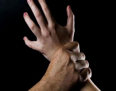 لأنها طلبت الطلاق .. خليجي يخنق زوجته حتى الموت ثم أحرق المنزل لأنها طلبت الطلاق .. خليجي يخنق زوجته حتى الموت ثم أحرق المنزل