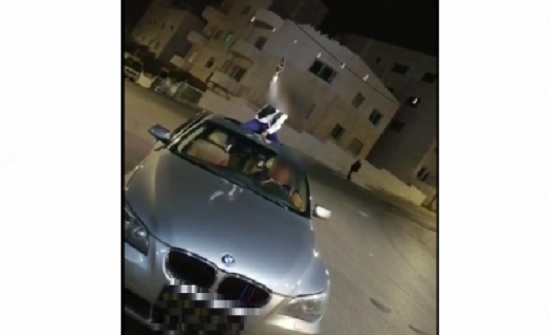 بالفيديو ..عمان : القبض على شخص سلم طفله سلاحا ناريا لاطلاق النار في الشارع بالفيديو ..عمان : القبض على شخص سلم طفله سلاحا ناريا لاطلاق النار في الشارع