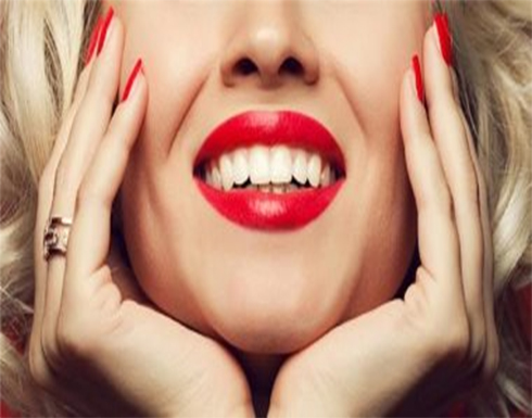 9 أسرار وحيل من خبراء التجميل للحصول على أحمر شفاه مثالى 9 أسرار وحيل من خبراء التجميل للحصول على أحمر شفاه مثالى