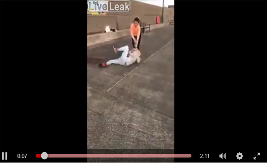 لحظة سحل فتاتين لأخرى شقراء بطريقة وحشية (فيديو) لحظة سحل فتاتين لأخرى شقراء بطريقة وحشية (فيديو)