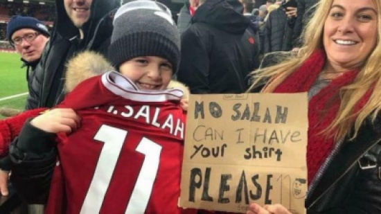 فيديو.. طفل لـ “محمد صلاح”: هل من الممكن أن أحصل على قميصك يا صلاح؟ فيديو.. طفل لـ “محمد صلاح”: هل من الممكن أن أحصل على قميصك يا صلاح؟