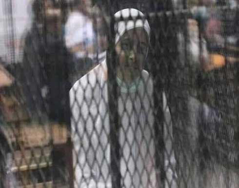 نشطاء: صورة عائشة الشاطر أمام المحكمة "صادمة" نشطاء: صورة عائشة الشاطر أمام المحكمة "صادمة"