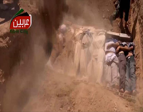 بإشراف ضباط روس.. النظام ينبش قبور مجزرة الغوطة بإشراف ضباط روس.. النظام ينبش قبور مجزرة الغوطة