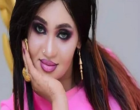 تهافت على فنانة.. فيديو لتحرش جماعي يثير صدمة بالسودان تهافت على فنانة.. فيديو لتحرش جماعي يثير صدمة بالسودان