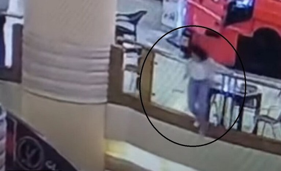 لحظة انتحار فتاة في أشهر مول بمصر- (شاهد) لحظة انتحار فتاة في أشهر مول بمصر- (شاهد)