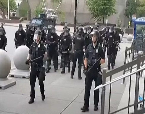 حادثة دفع المسن بأميركا تتفاعل.. استقالة جماعية لفرقة الطوارئ .. بالفيديو حادثة دفع المسن بأميركا تتفاعل.. استقالة جماعية لفرقة الطوارئ .. بالفيديو