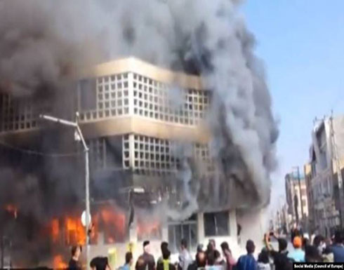 بالفيديو : متظاهرين يحرقون مراكز قوات الباسيج التابعة للحرس الثوري و المصرف الوطني في طهران بالفيديو : متظاهرين يحرقون مراكز قوات الباسيج التابعة للحرس الثوري و المصرف الوطني في طهران
