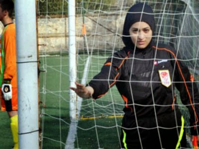 اول حكمة كرة قدم ترتدي الحجاب في تركيا