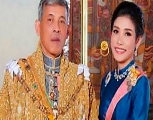 ملك تايلاند يُعيد لقب “القرينة المحظية” لعشيقته بعد أن اتهمها بمنافسة زوجته ملك تايلاند يُعيد لقب “القرينة المحظية” لعشيقته بعد أن اتهمها بمنافسة زوجته
