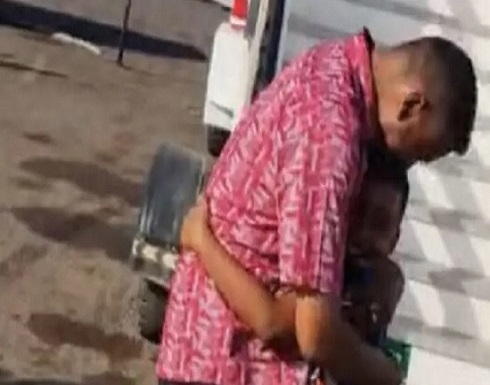 "هتشوف رونالدو".. فيديو لأب سوداني وابنه يشغل المونديال "هتشوف رونالدو".. فيديو لأب سوداني وابنه يشغل المونديال