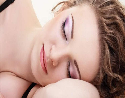 لماذا عليكِ إزالة مساحيق التجميل قبل النوم؟! لماذا عليكِ إزالة مساحيق التجميل قبل النوم؟!
