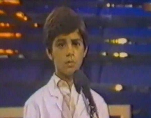 خمنوا من هو هذا الطفل الذي أصبح فناناً عربياً شهيراً؟ خمنوا من هو هذا الطفل الذي أصبح فناناً عربياً شهيراً؟